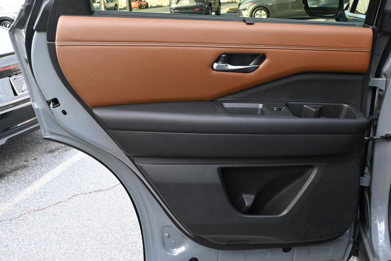 Used 2023 Nissan Pathfinder Platinum AWD/4WD image 16