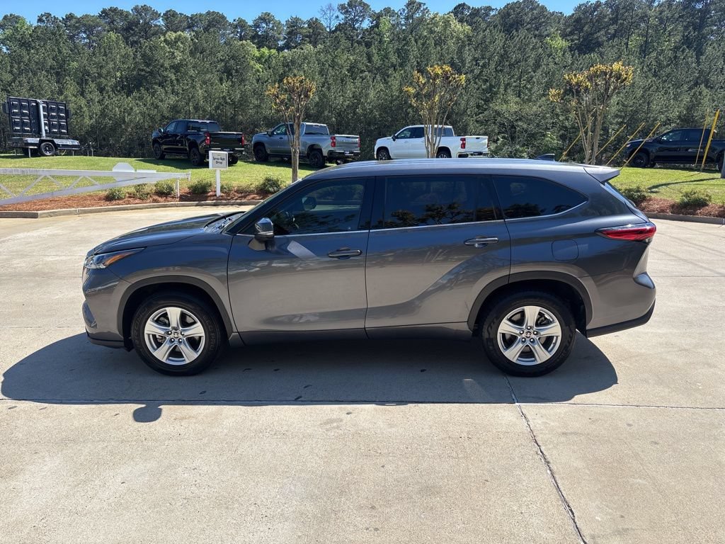 Used 2021 Toyota Highlander LE FWD image 19