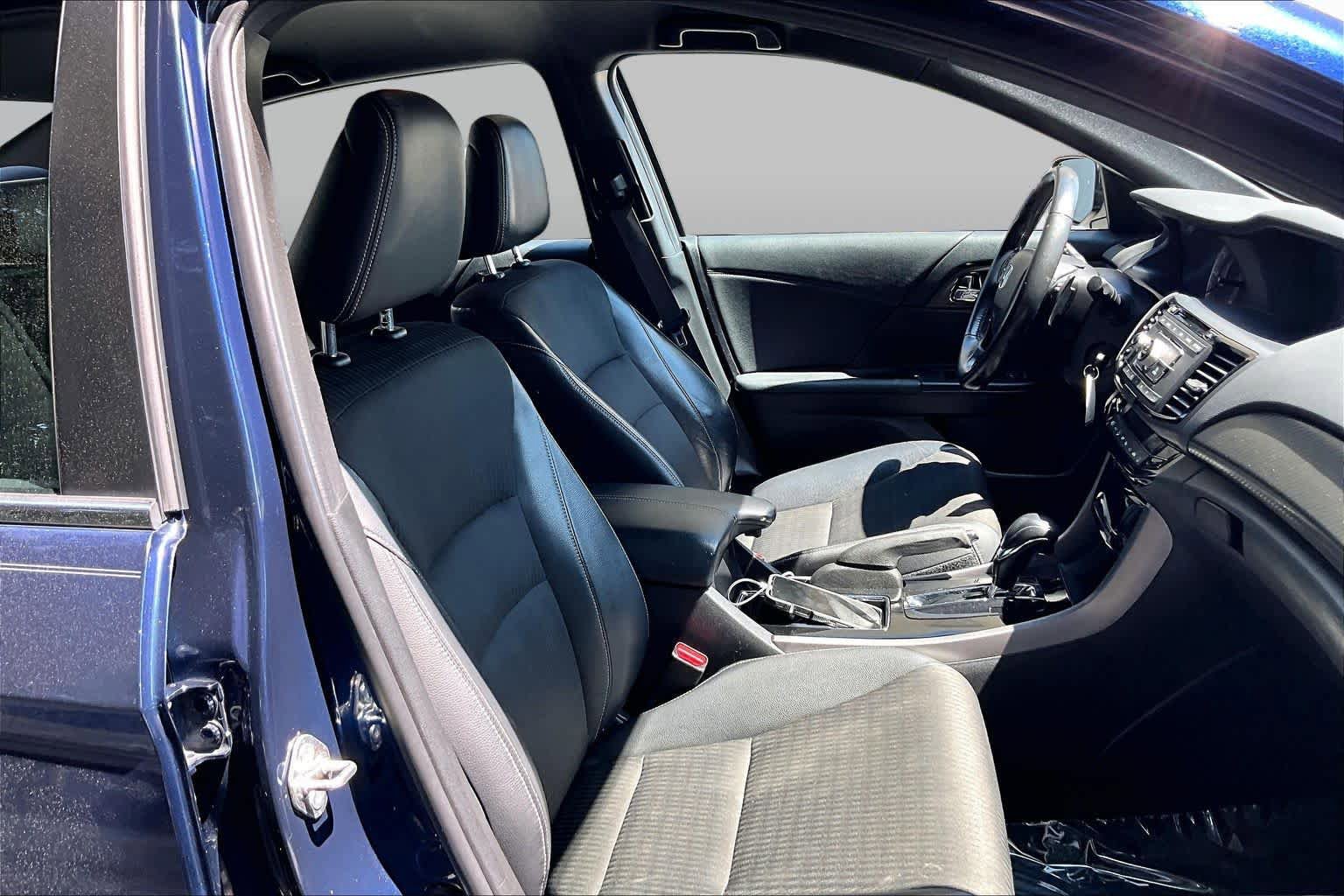 Used 2017 Honda Accord Sport image 9