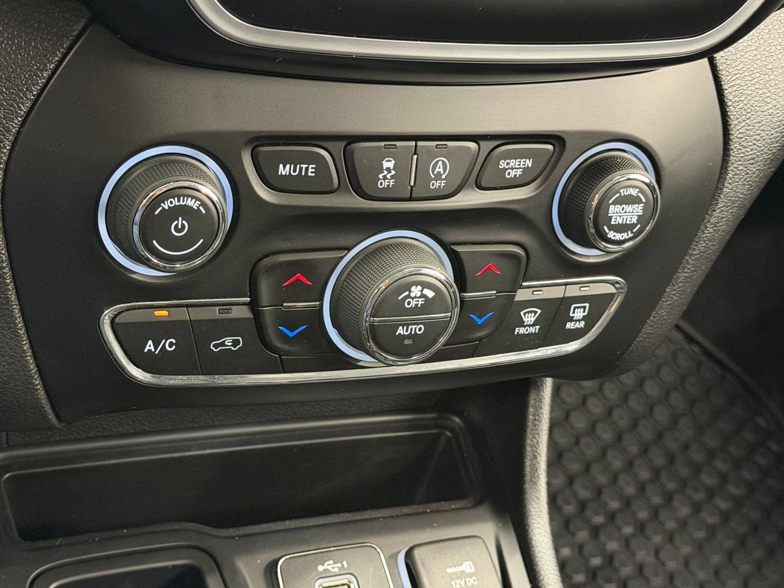 Used 2020 Jeep Cherokee Latitude Plus FWD image 17