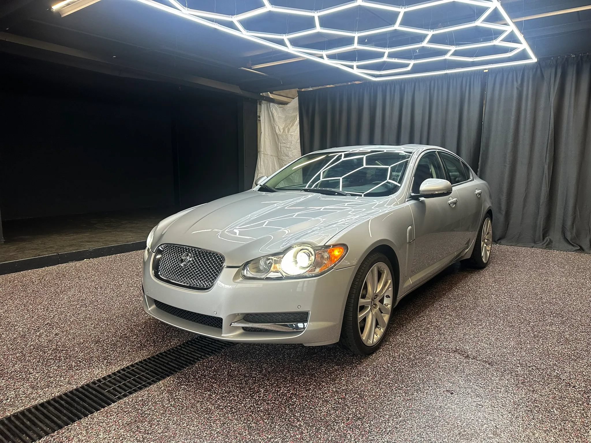Used 2011 Jaguar XF Premium RWD image 3