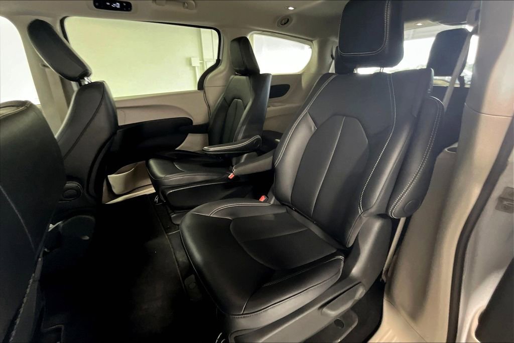 Used 2024 Chrysler Pacifica Select image 32