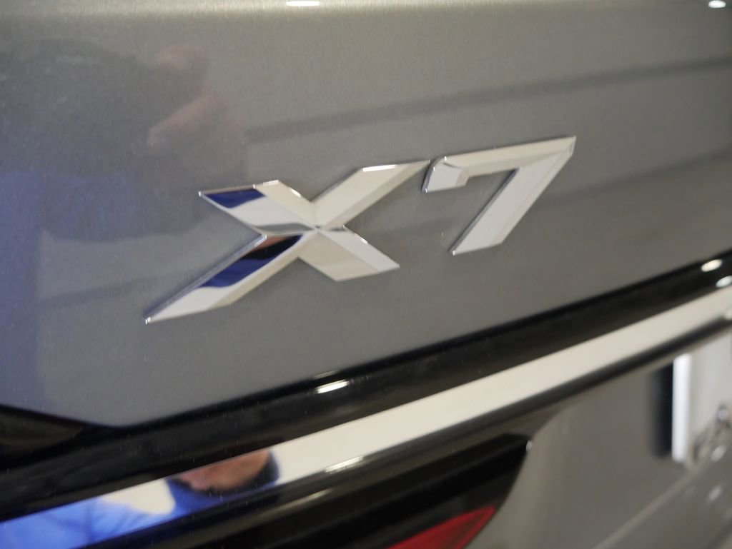 Used 2023 BMW X7 xDrive40i w/ M Sport Package AWD/4WD image 9