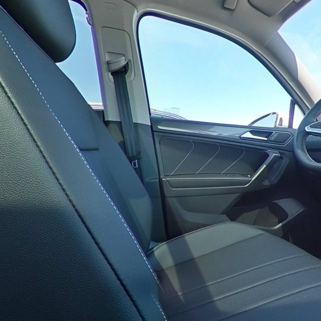 Used 2023 Volkswagen Tiguan SE w/ Panoramic Sunroof Package FWD image 31