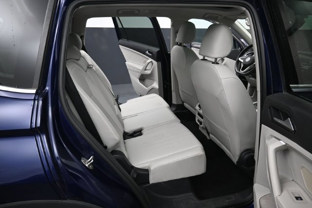Used 2023 Volkswagen Tiguan SE w/ Panoramic Sunroof Package FWD image 33