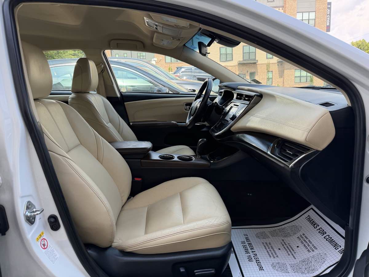 Used 2018 Toyota Avalon XLE w/ All Weather Liner Package FWD image 10