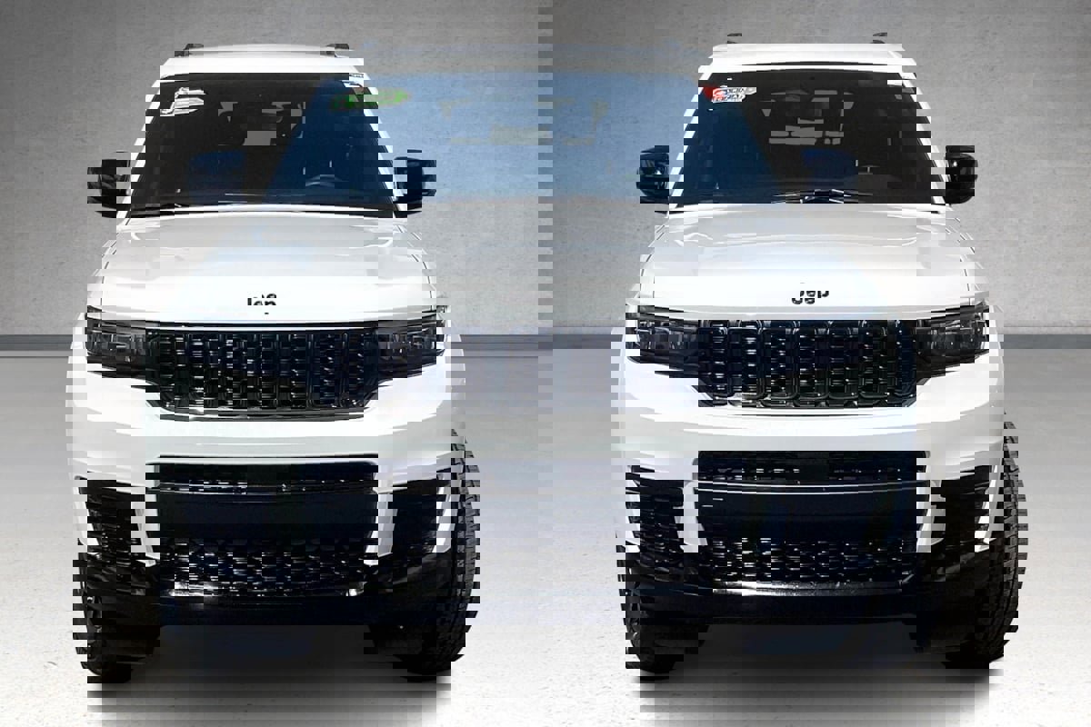 Used 2024 Jeep Grand Cherokee L Laredo image 3