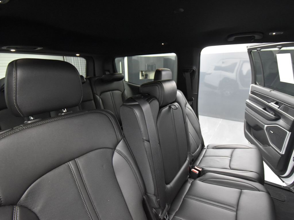 Used 2024 Jeep Wagoneer 4WD w/ Convenience Group I image 19