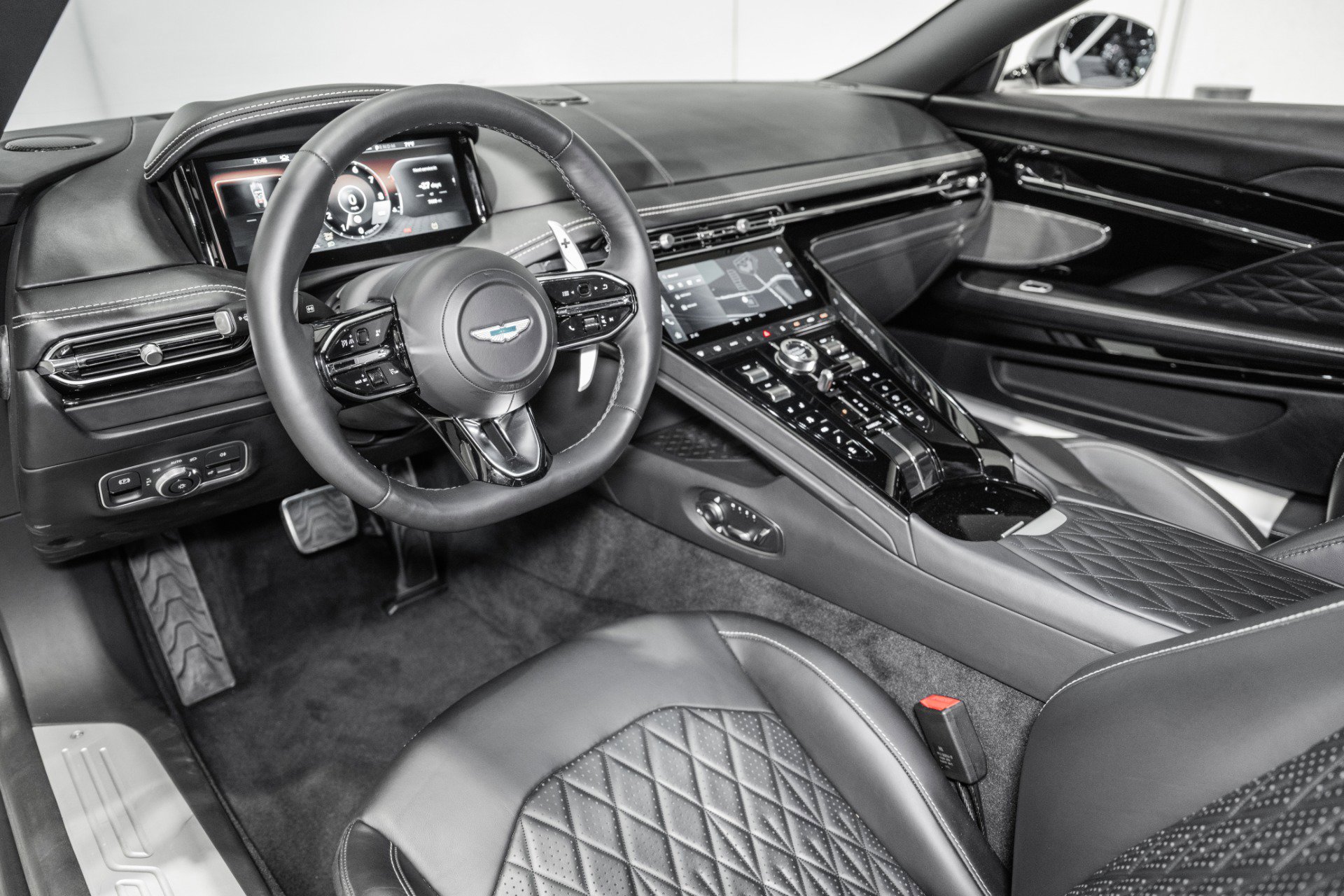 Used 2024 Aston Martin DB12 Coupe RWD image 3