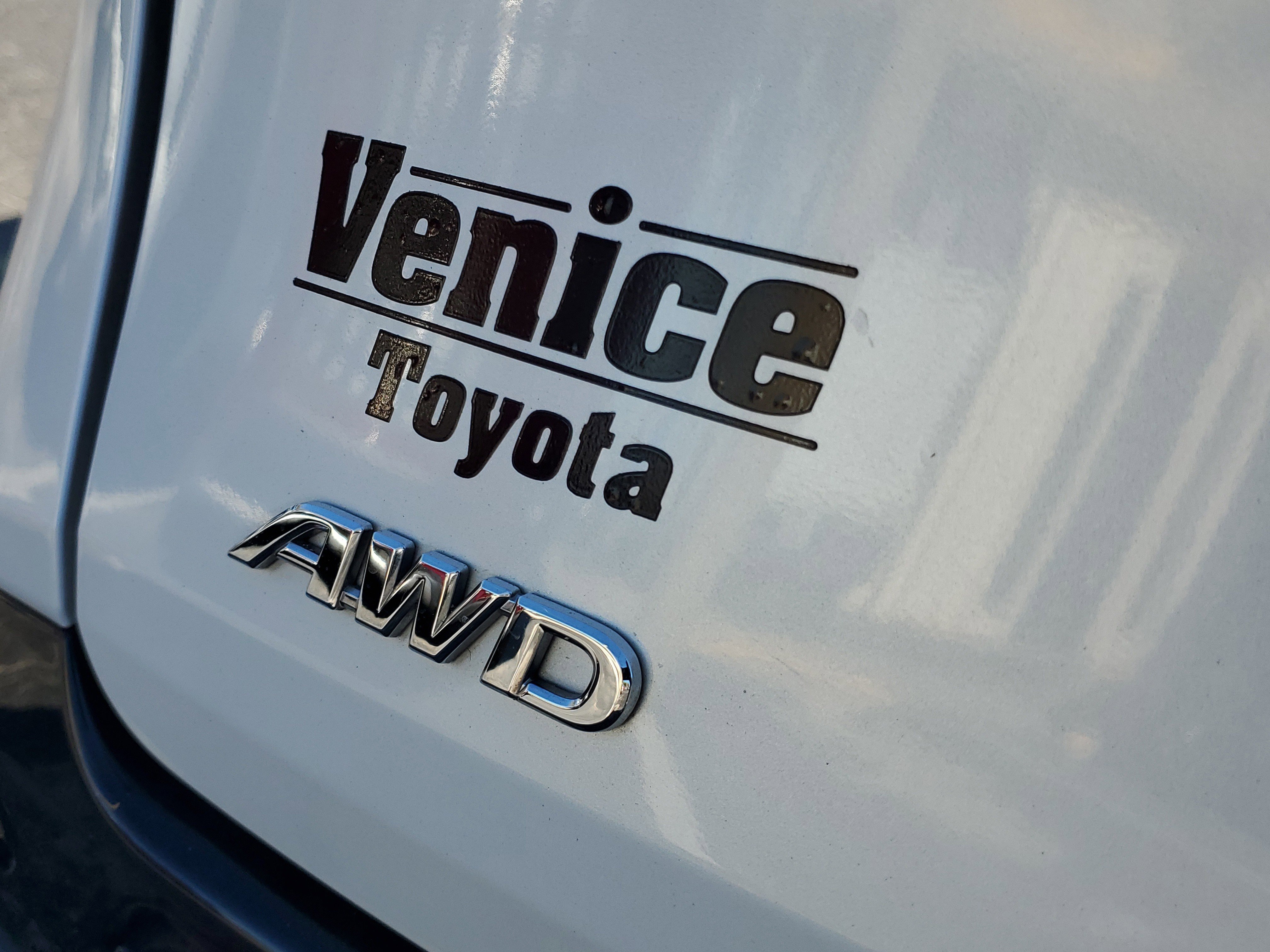 Used 2022 Toyota Sienna Platinum image 11