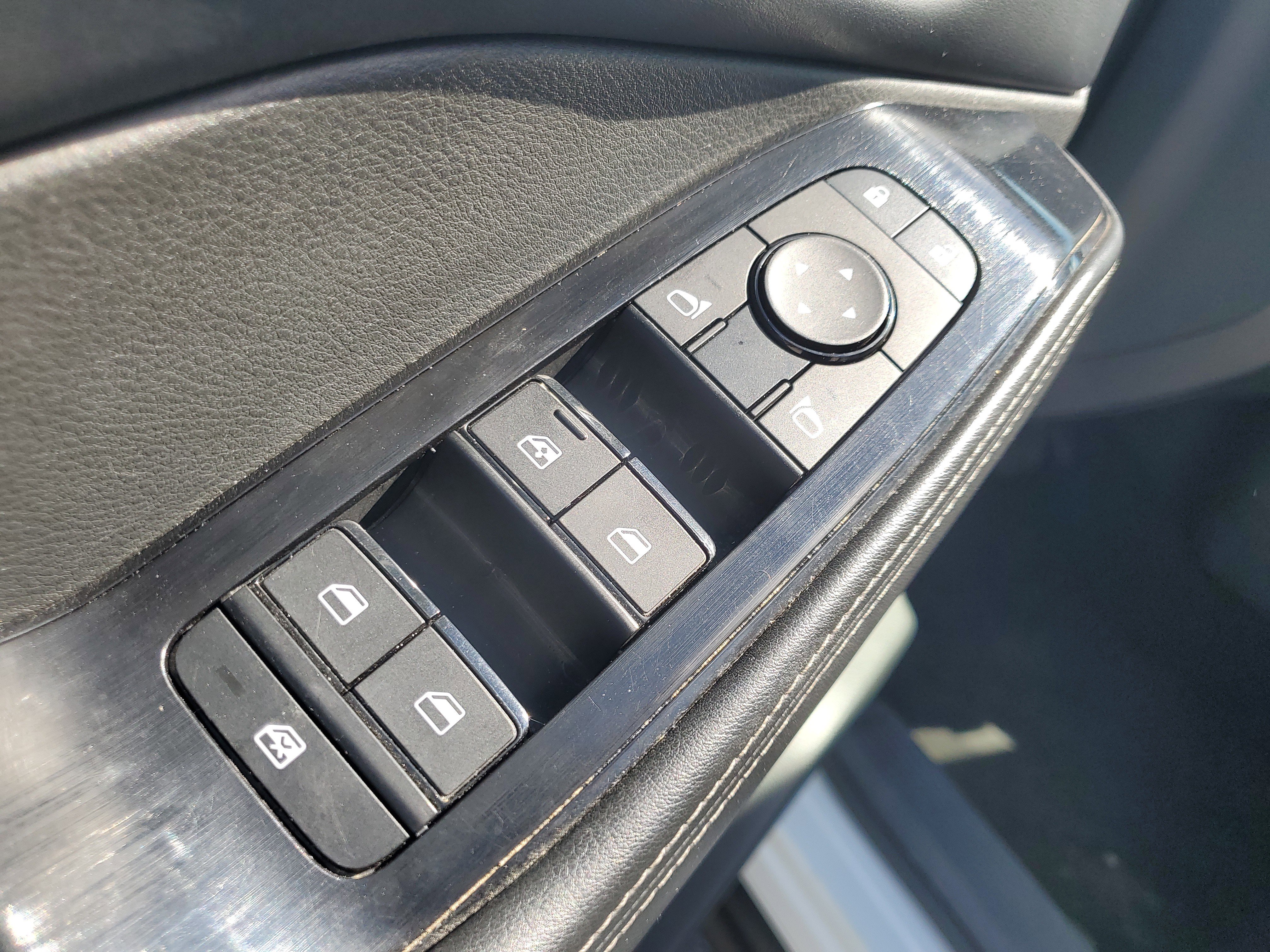 Used 2024 Nissan Rogue SV image 11