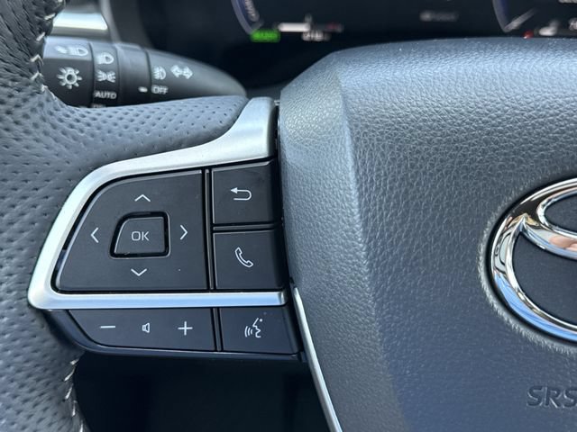 Used 2025 Toyota Sienna Limited AWD/4WD image 18