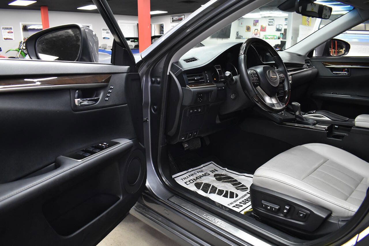 Used 2018 Lexus ES 350 w/ Luxury Package w/Wood Trim image 28