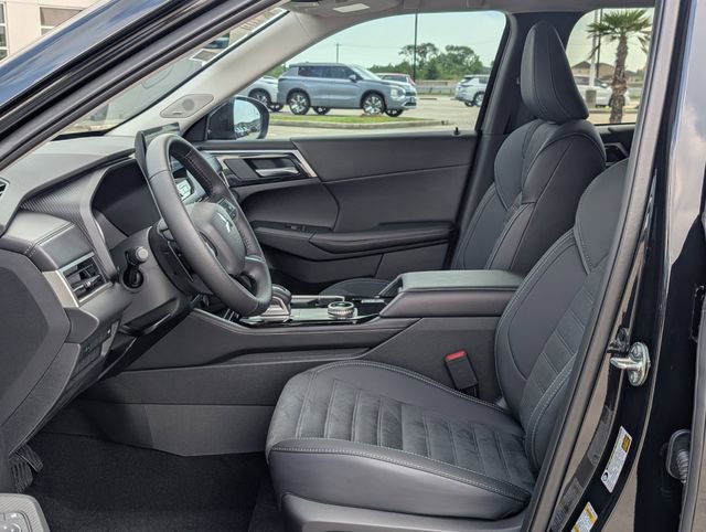 Used 2025 Mitsubishi Outlander SE image 12