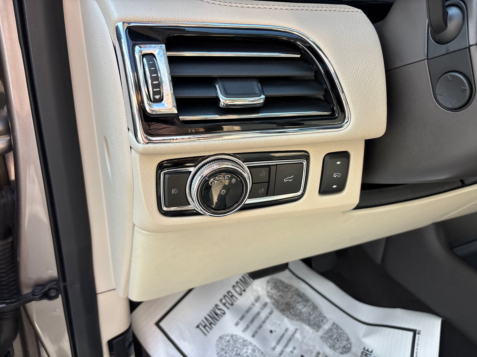 Used 2019 Lincoln Navigator Reserve AWD/4WD image 14