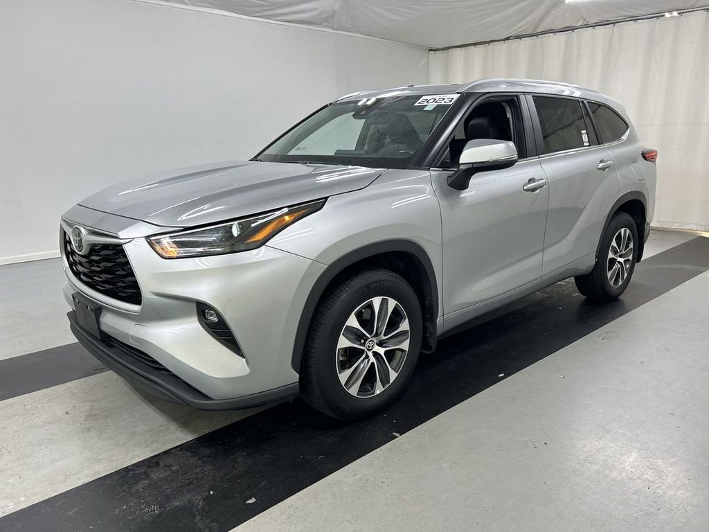 Used 2023 Toyota Highlander XLE AWD/4WD image 5