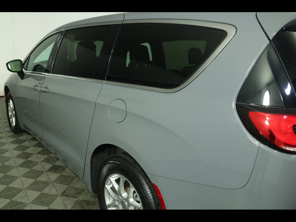 Used 2025 Chrysler Pacifica Select FWD image 17
