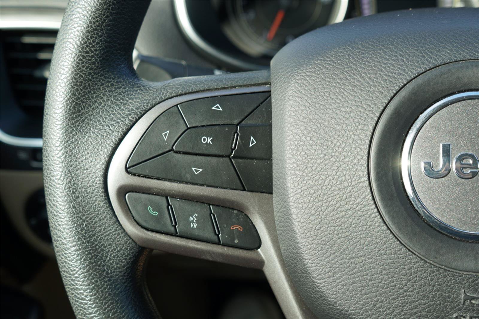Used 2019 Jeep Cherokee Latitude w/ Popular Appearance Group FWD image 16