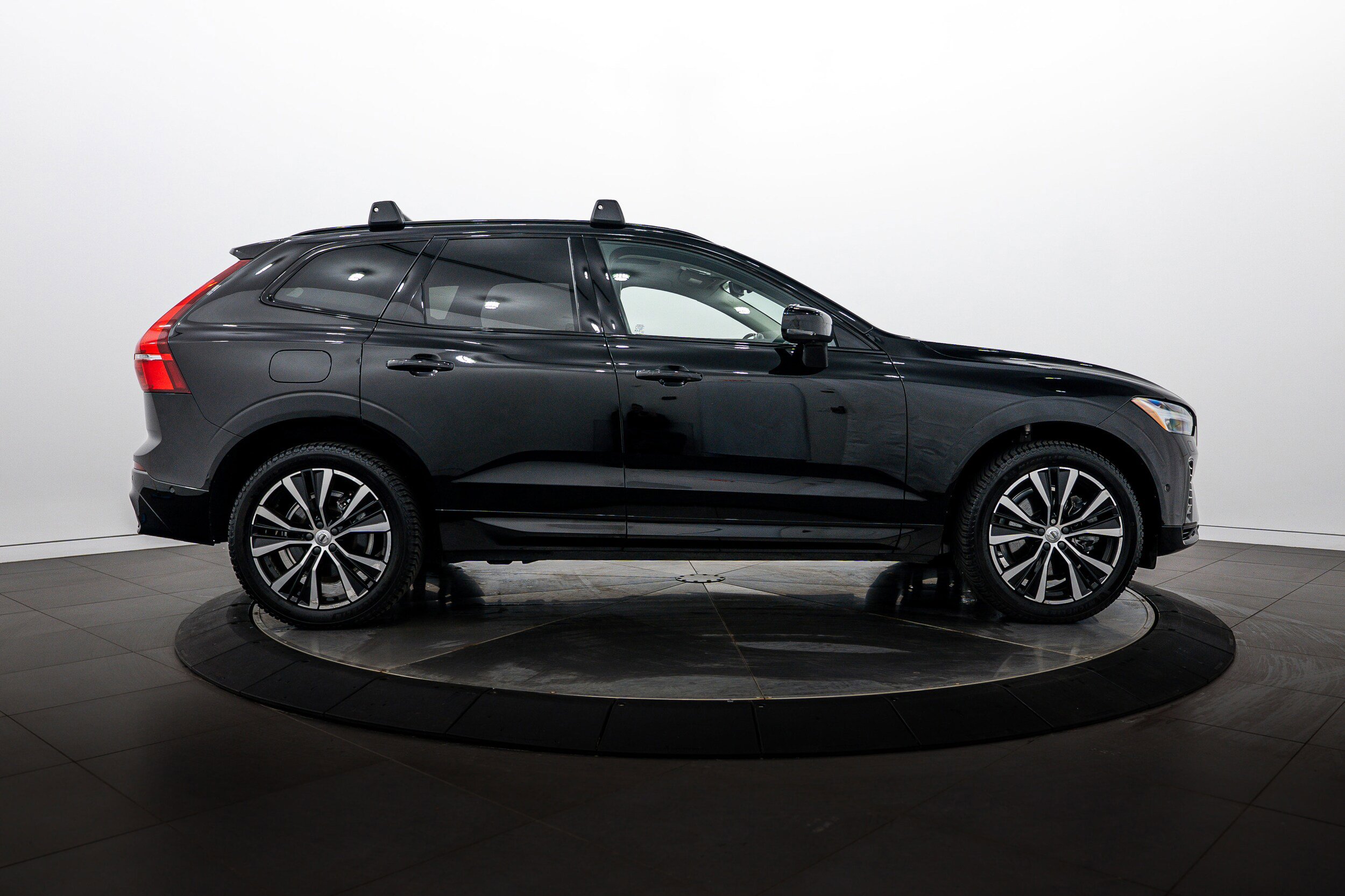 Used 2023 Volvo XC60 T8 Ultimate w/ Protection Package Premier AWD/4WD image 3