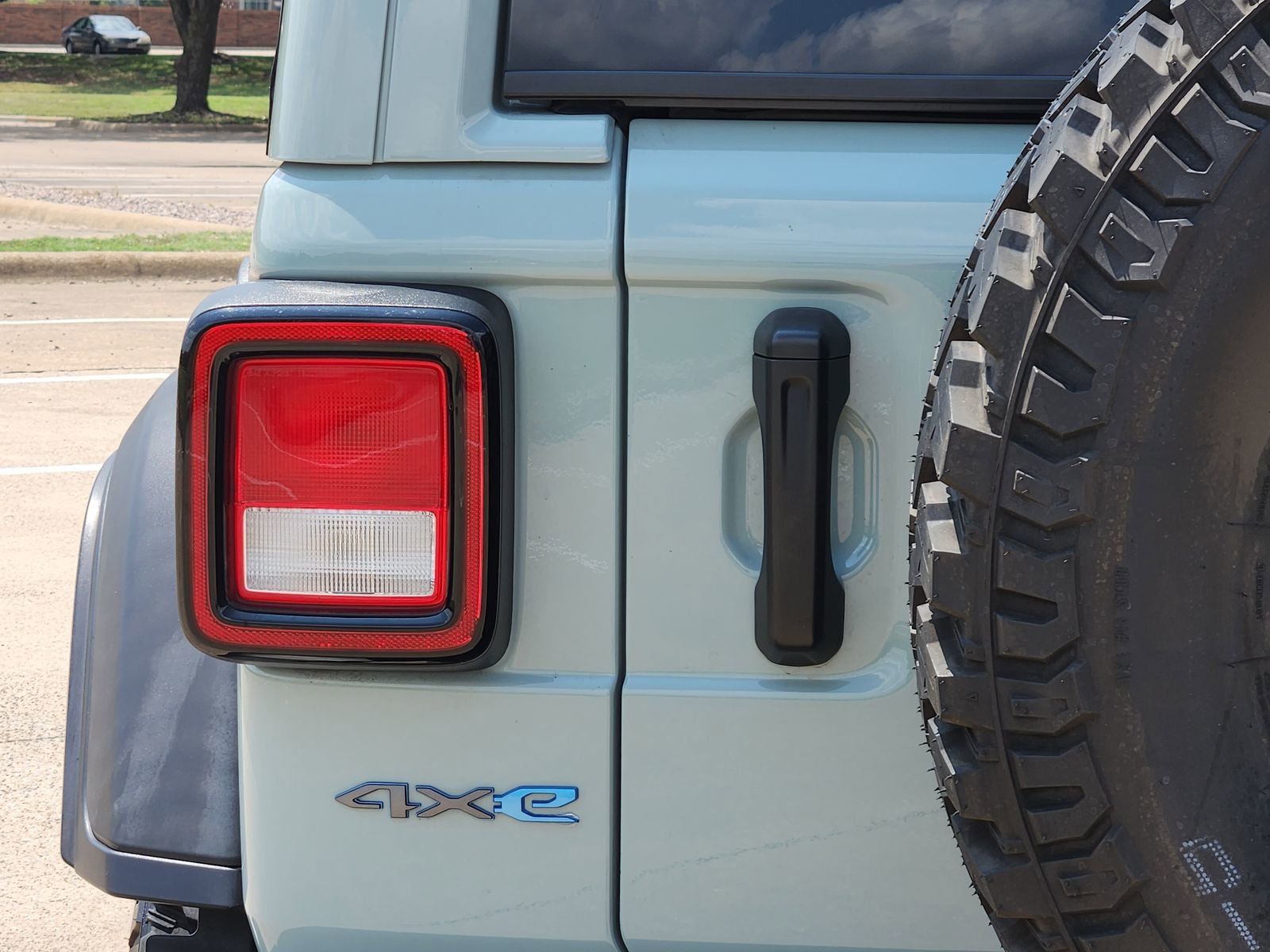 Used 2023 Jeep Wrangler Unlimited w/ Sun & Screen Package AWD/4WD image 11