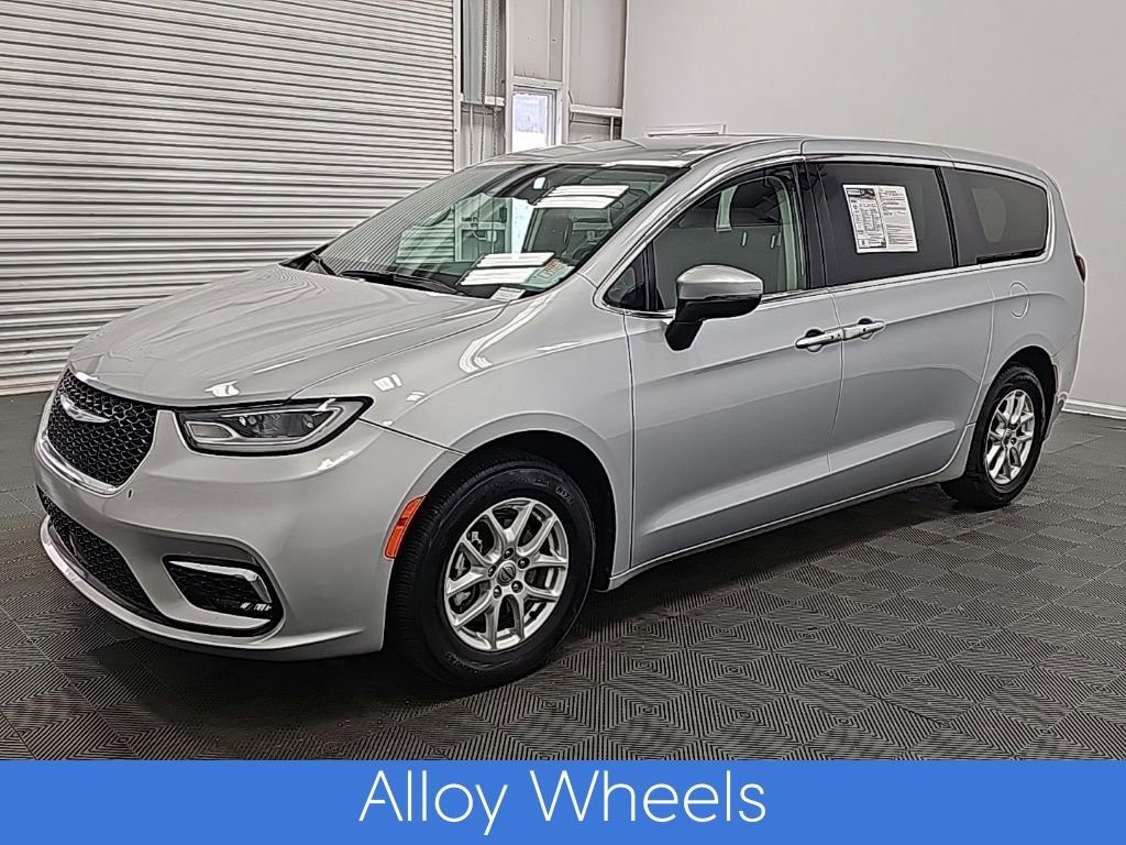 Used 2023 Chrysler Pacifica Touring-L image 4