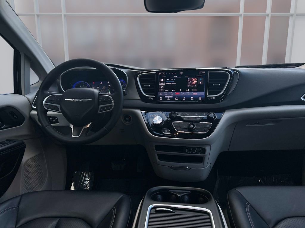 Used 2024 Chrysler Pacifica Touring-L image 17