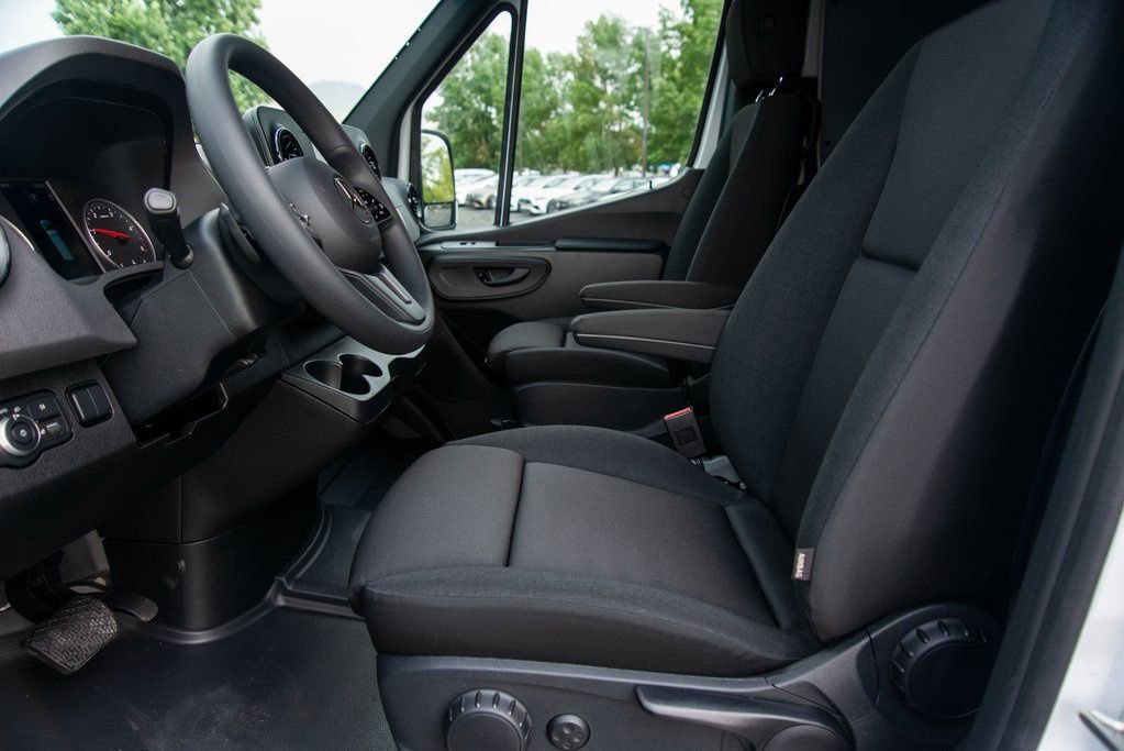 Used 2024 Mercedes-Benz Sprinter 2500 image 33