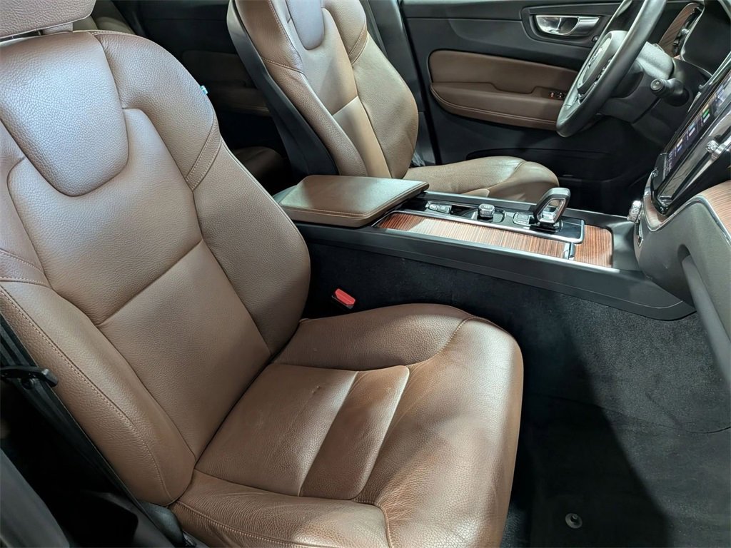 Used 2023 Volvo XC60 B5 Plus image 28