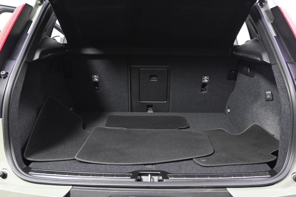 Used 2025 Volvo XC40 B5 Plus image 19