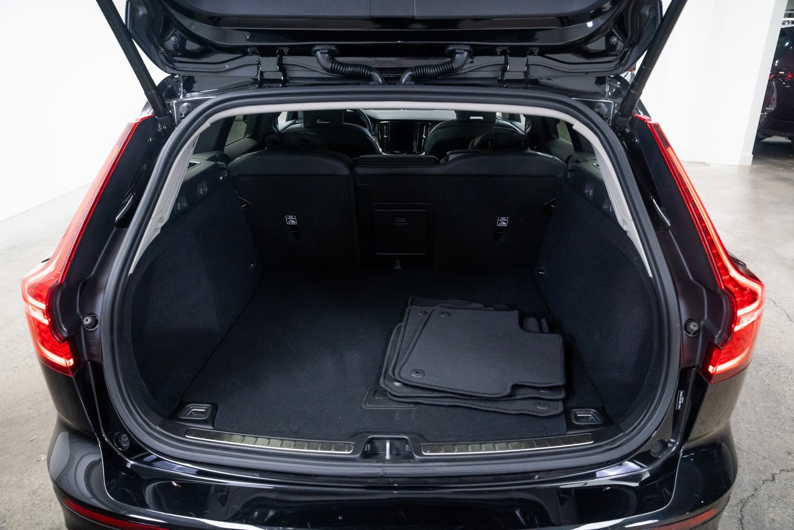 Used 2025 Volvo V60 B5 Cross Country Plus image 8