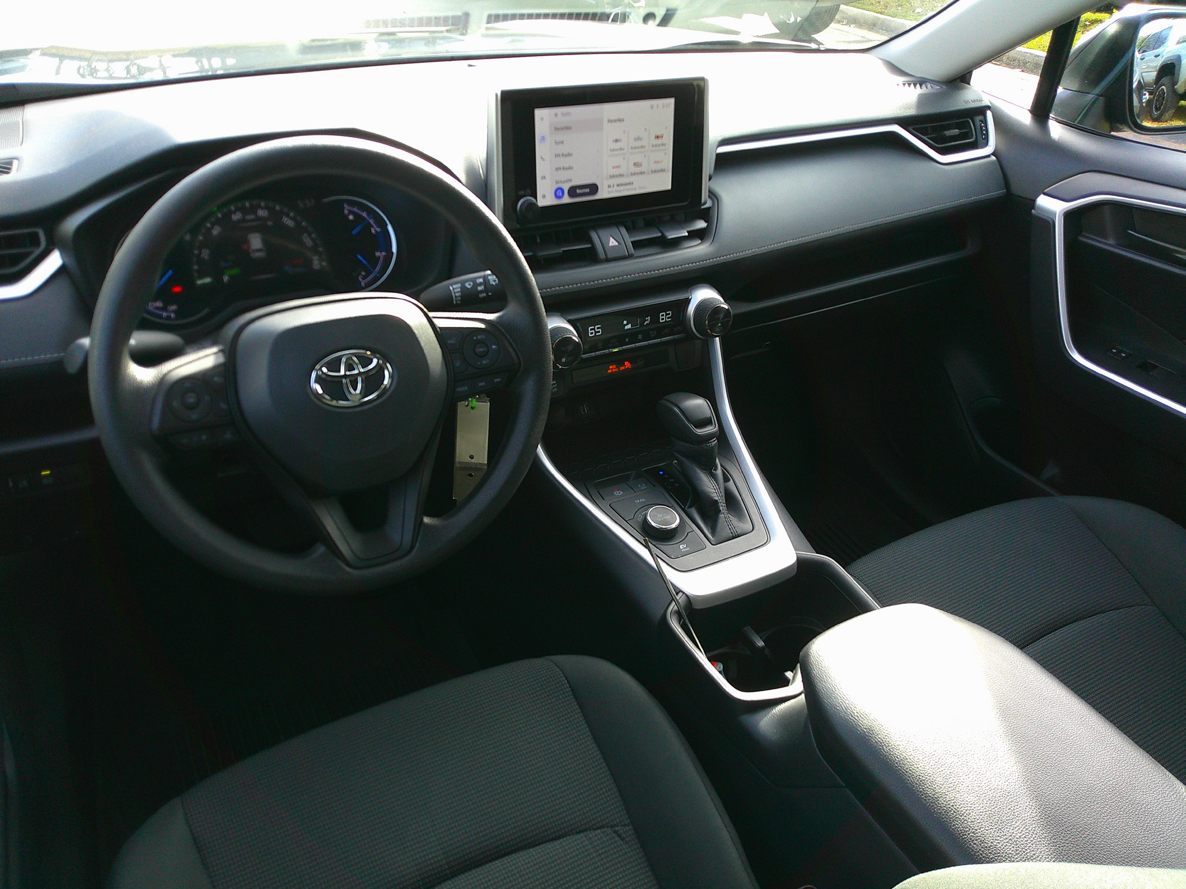 Used 2024 Toyota RAV4 LE image 31