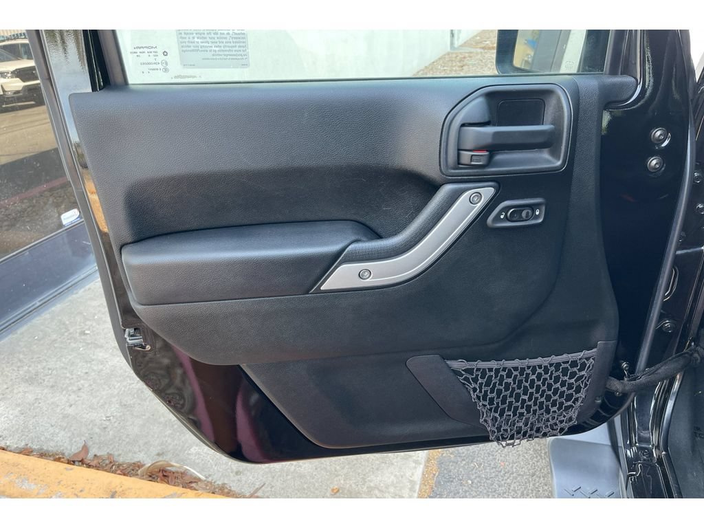 Used 2017 Jeep Wrangler Unlimited Sahara w/ Connectivity Group AWD/4WD image 11