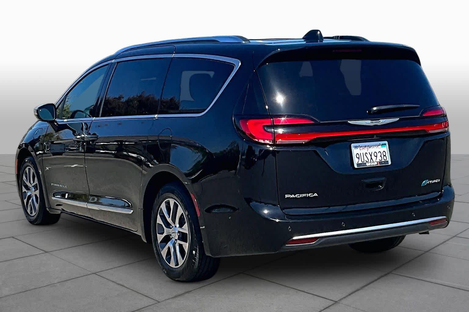 Used 2025 Chrysler Pacifica Pinnacle FWD image 11