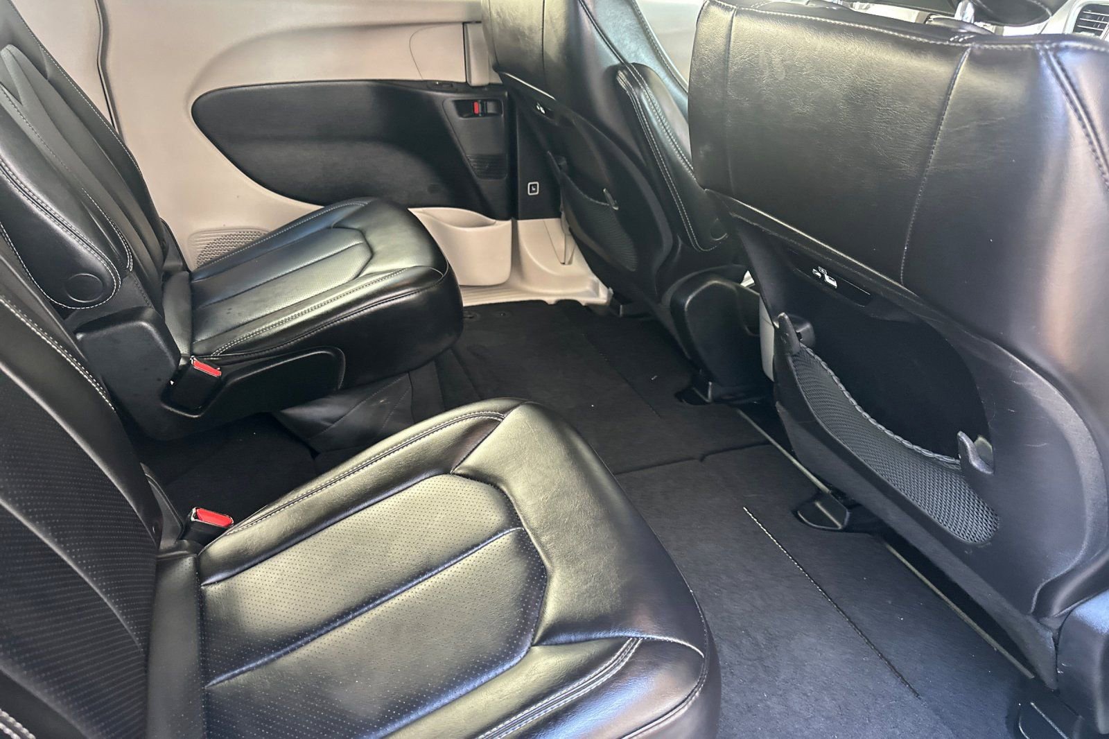 Used 2023 Chrysler Pacifica Touring-L image 19