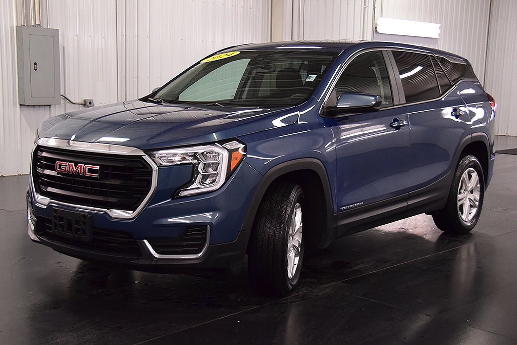 Used 2024 GMC Terrain SLE image 3