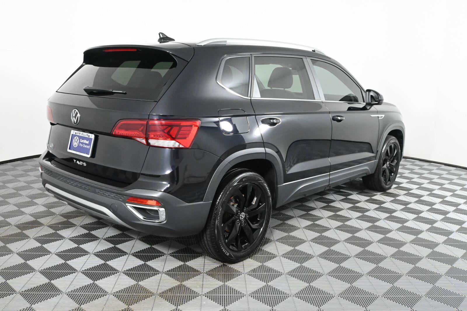 Certified 2023 Volkswagen Taos SE FWD image 8