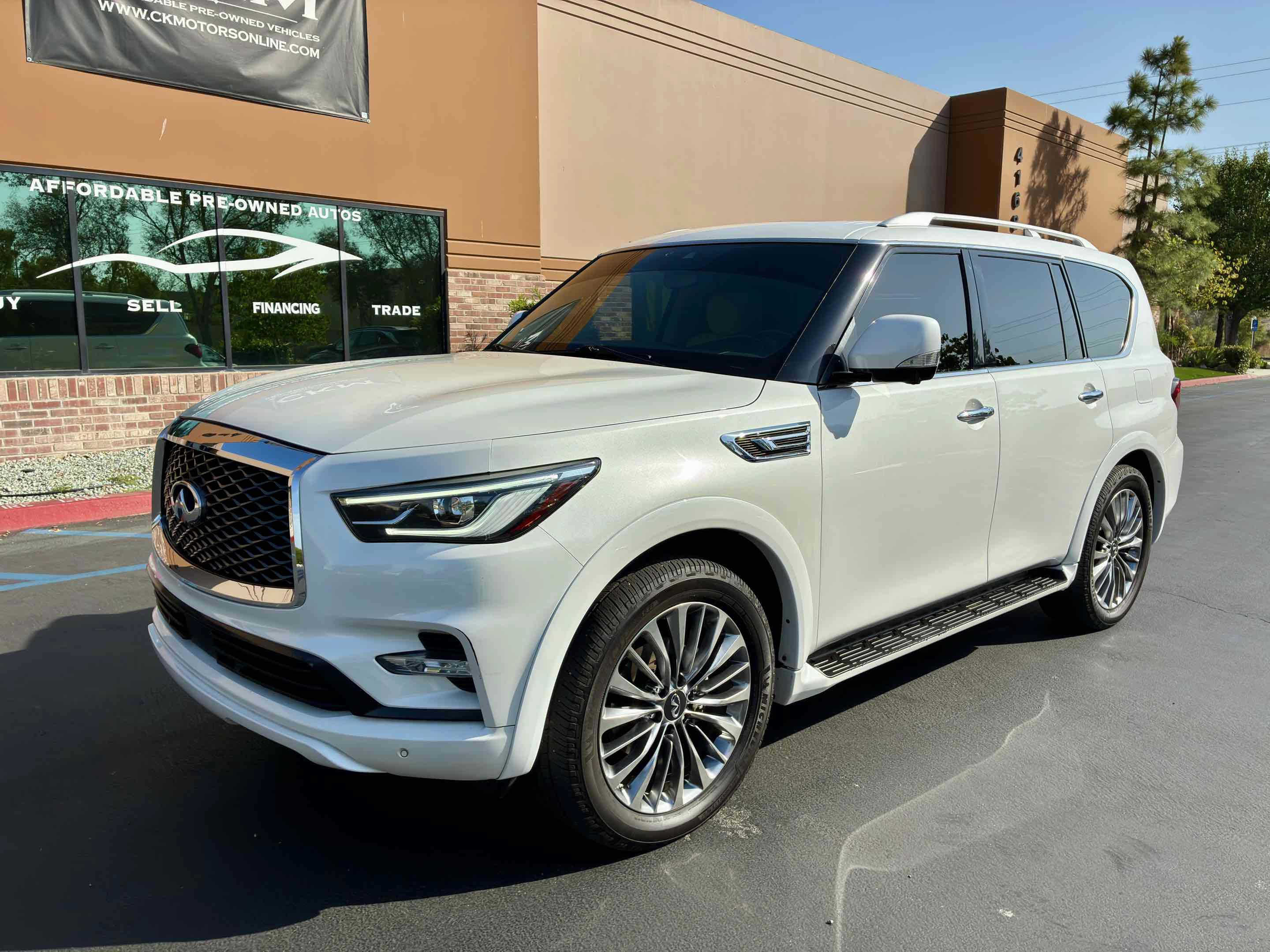 Used 2018 INFINITI QX80 4WD w/ Driver Assistance Package image 4