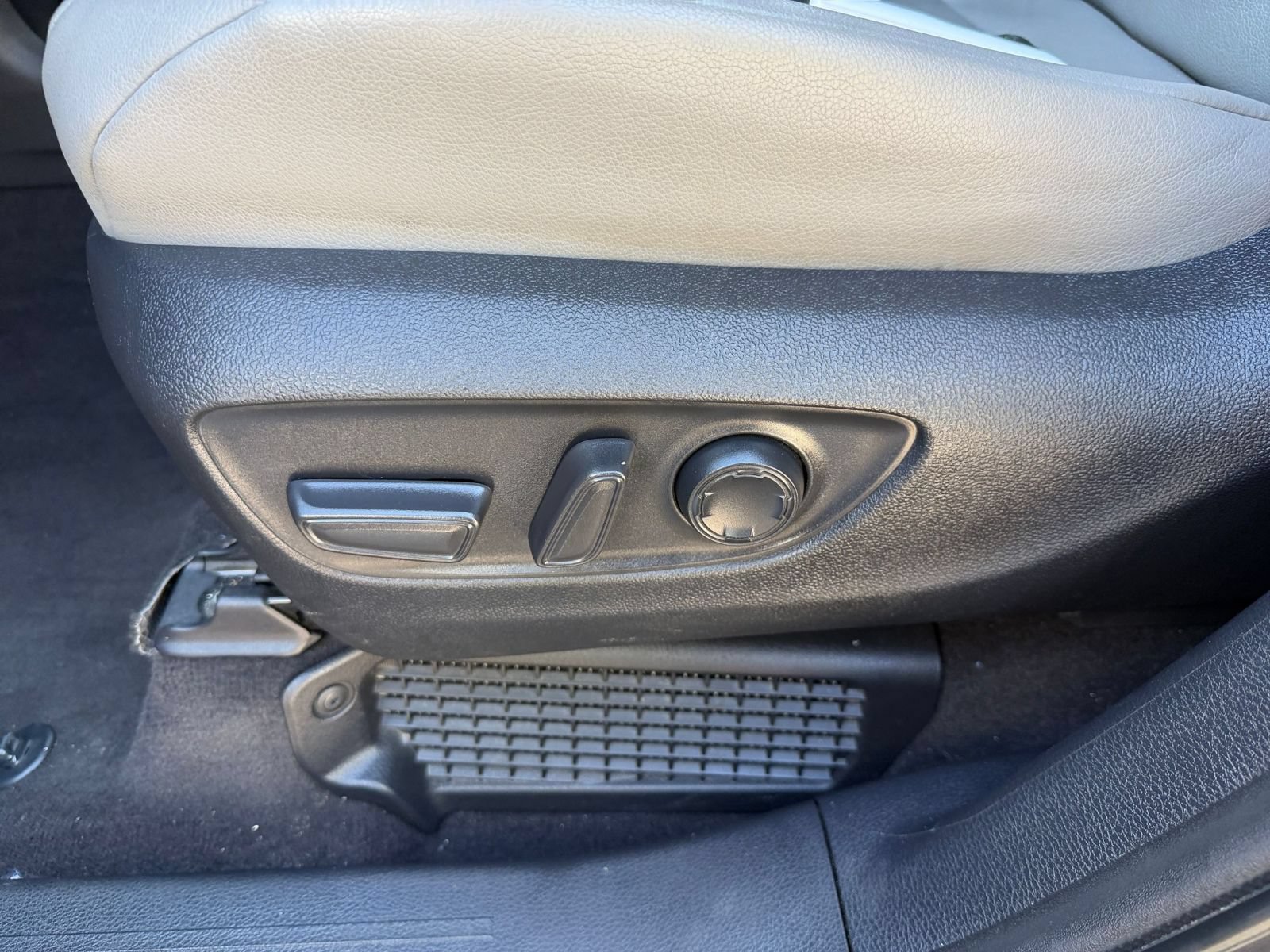 Used 2025 Toyota Sienna XLE FWD image 21