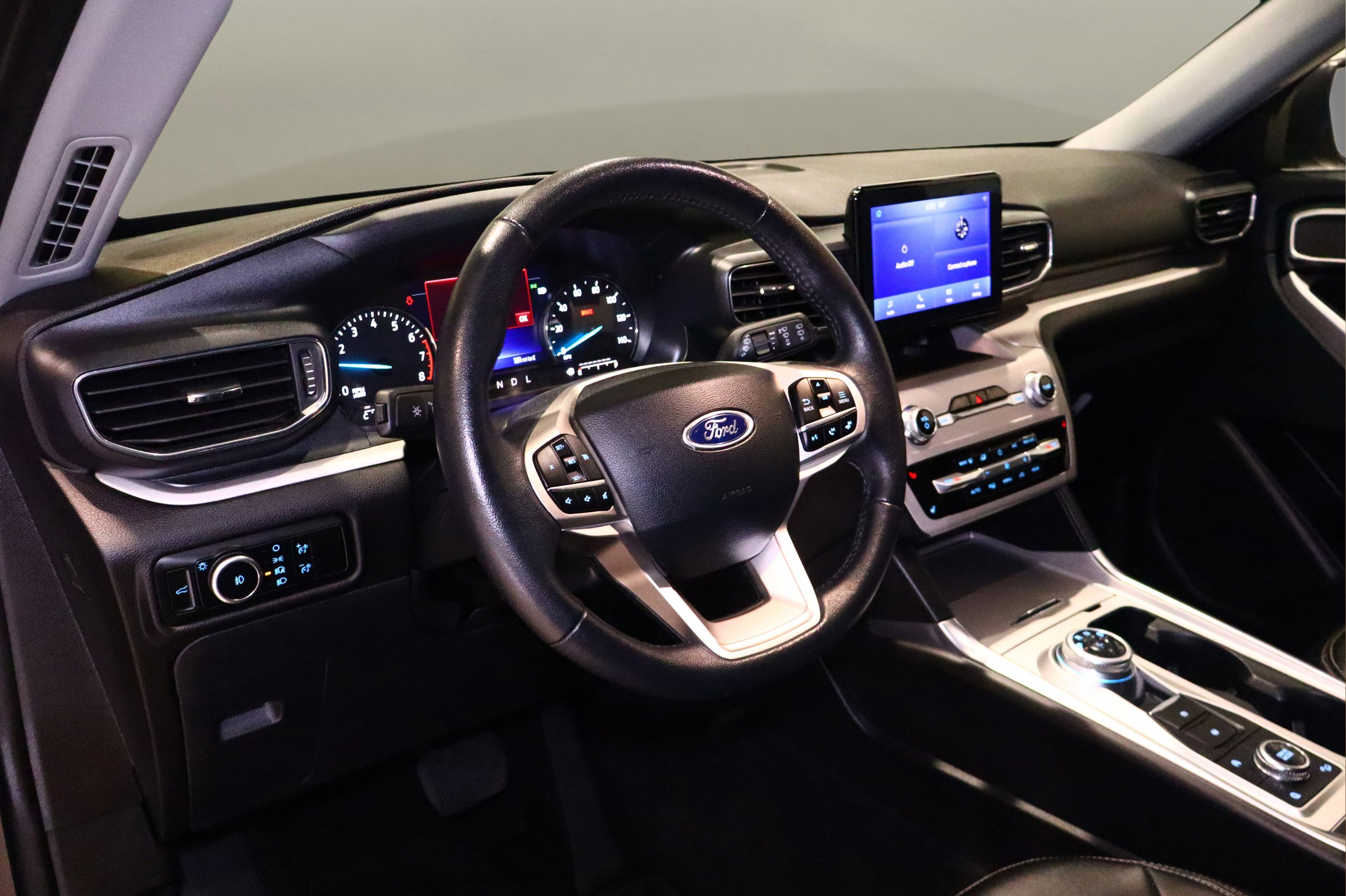 Used 2024 Ford Explorer XLT w/ Equipment Group 202A image 10