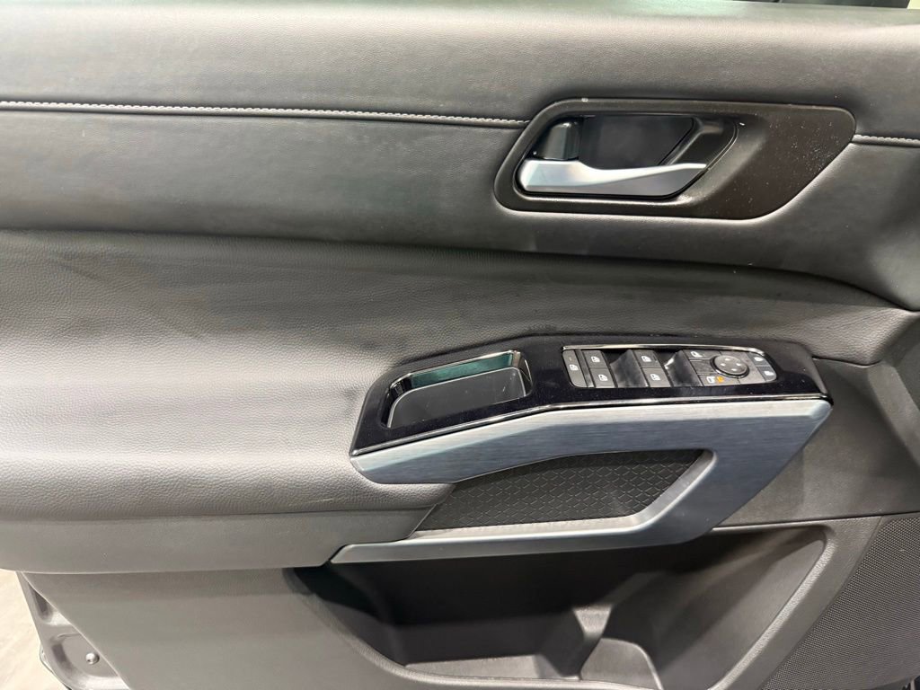 Used 2025 Nissan Pathfinder SL FWD image 5