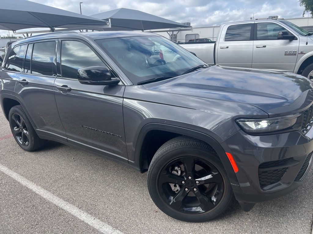 Used 2023 Jeep Grand Cherokee Altitude RWD image 2