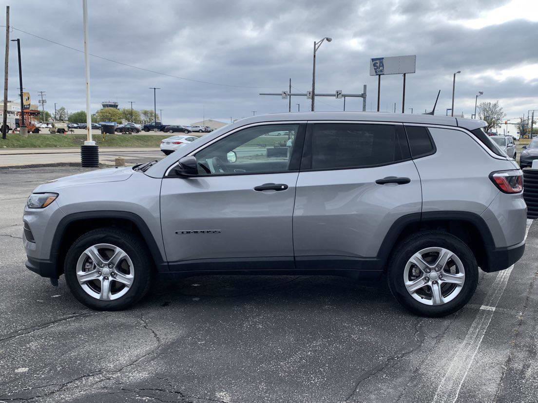 Used 2024 Jeep Compass Sport AWD/4WD image 2