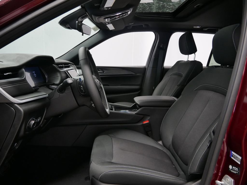 New 2025 Jeep Grand Cherokee Laredo w/ Luxury Tech Group I image 3