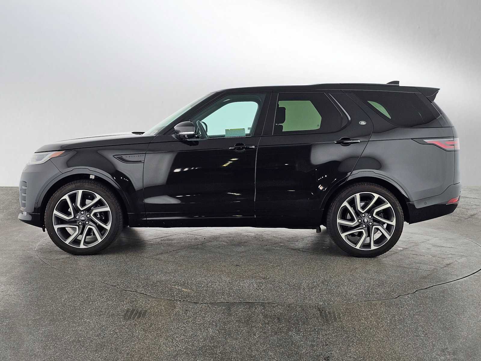 Used 2024 Land Rover Discovery Metropolitan Edition image 8