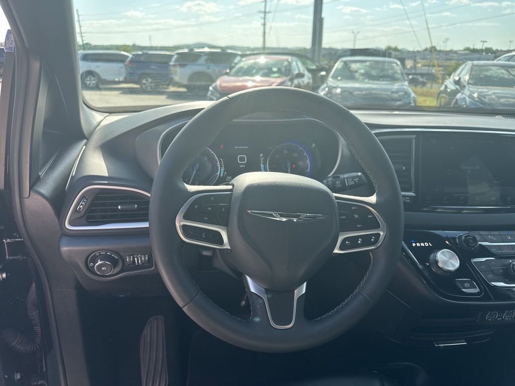 Used 2025 Chrysler Pacifica Select FWD image 12