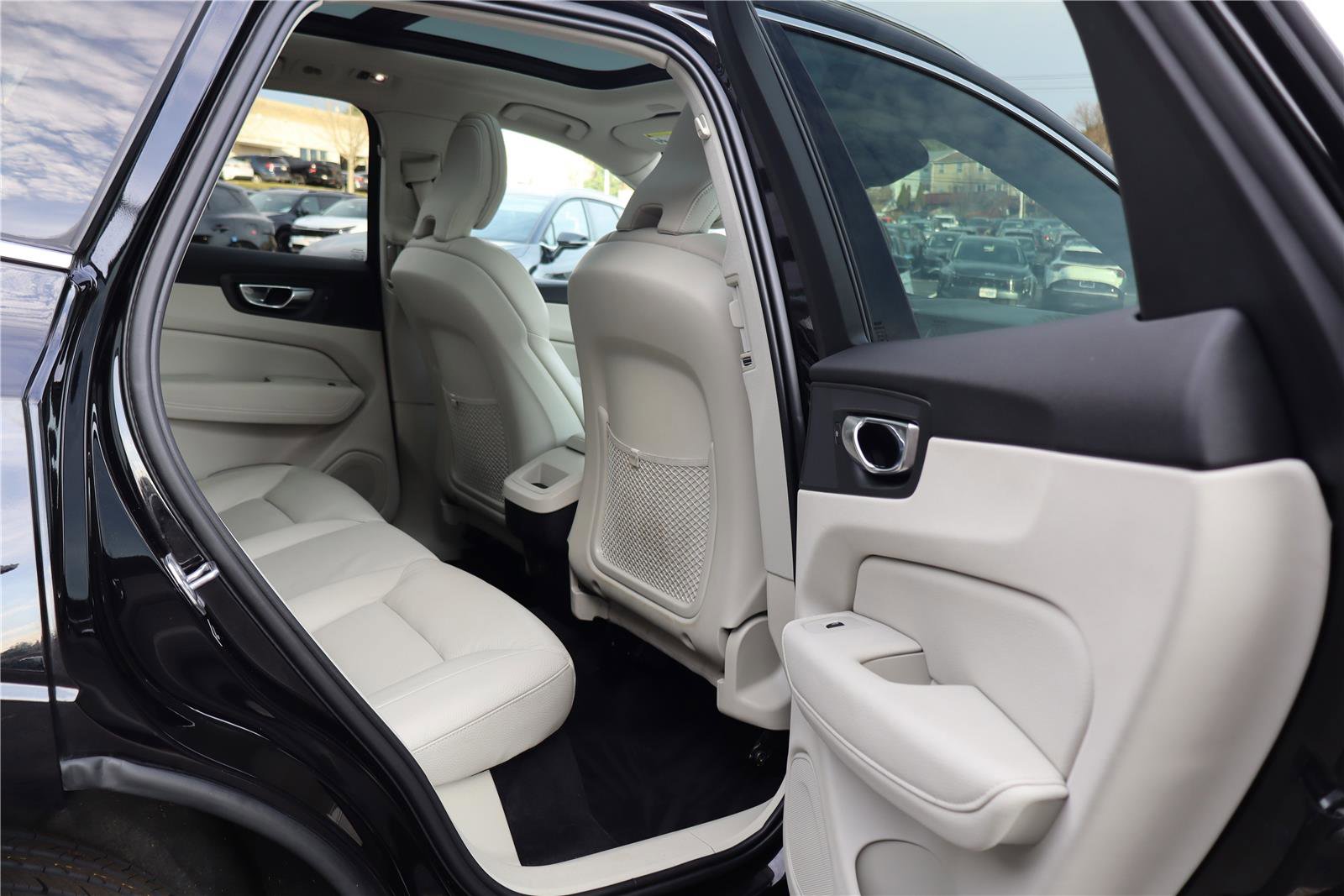 Used 2021 Volvo XC60 T5 Momentum w/ Premium Package image 30