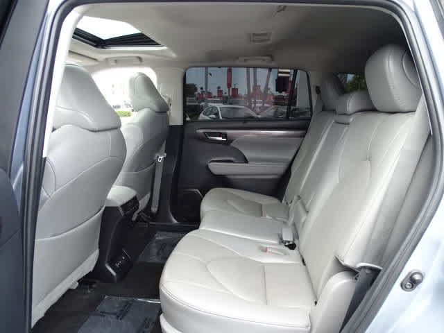 Used 2023 Toyota Highlander Limited FWD image 21