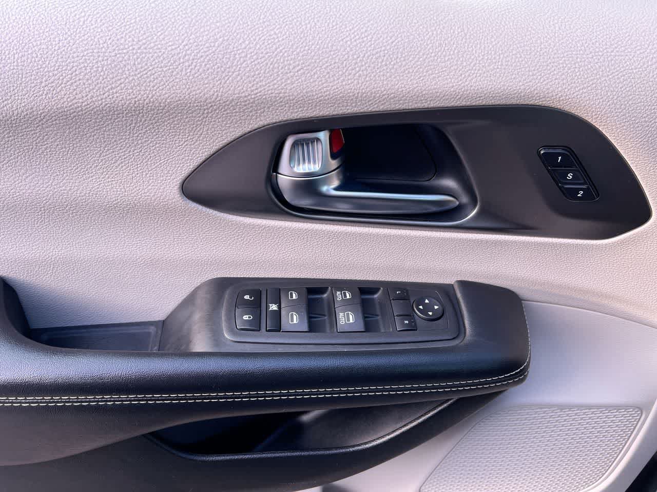 Used 2022 Chrysler Pacifica Touring-L FWD image 13