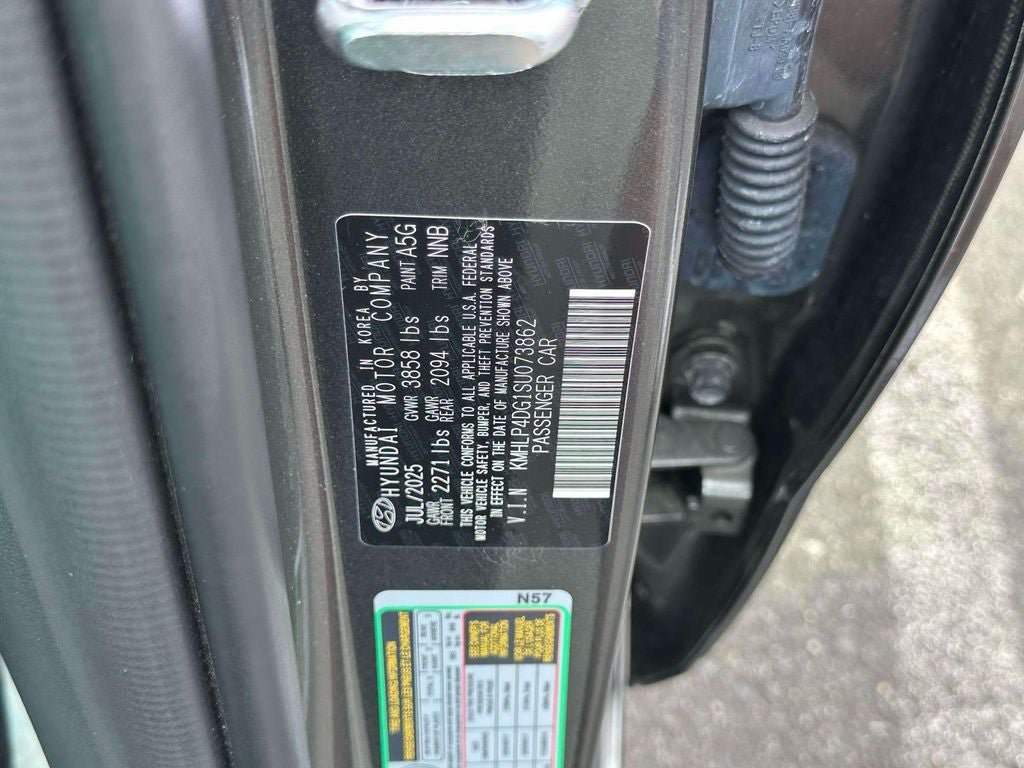 Used 2025 Hyundai Elantra Limited w/ Cargo Package FWD image 17