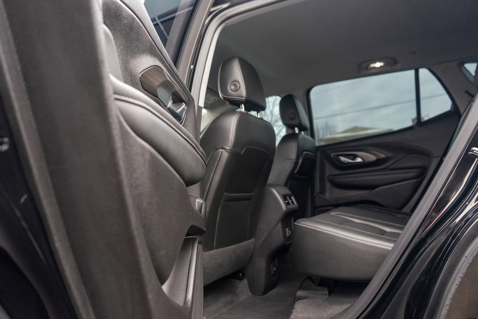 Used 2024 GMC Terrain SLT image 28